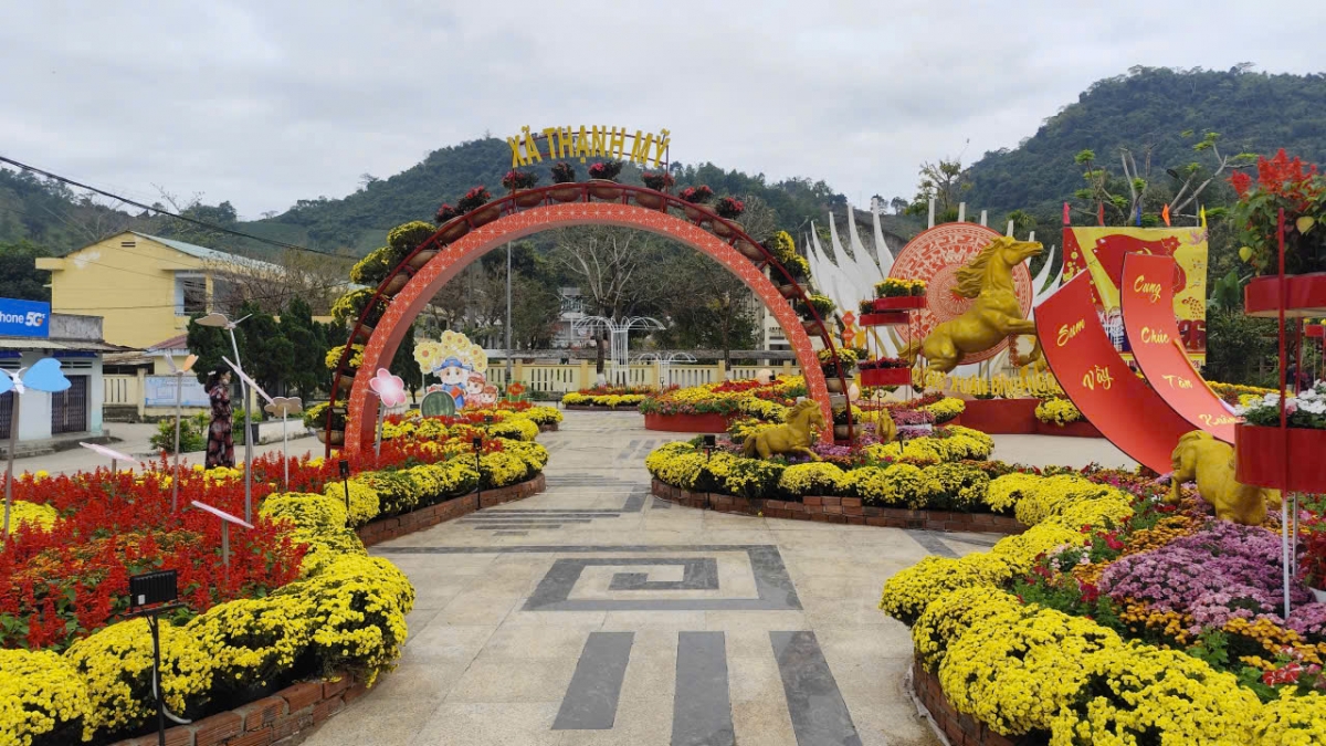 Trang trí Hoa Tết Bính Ngọ 2026, linh vật Mừng Đảng – Mừng Xuân gắn liền chào mừng Cuộc bầu cử đại biểu Quốc hội khoá XVI và đại biểu HĐND các cấp nhiệm kỳ 2026-2031