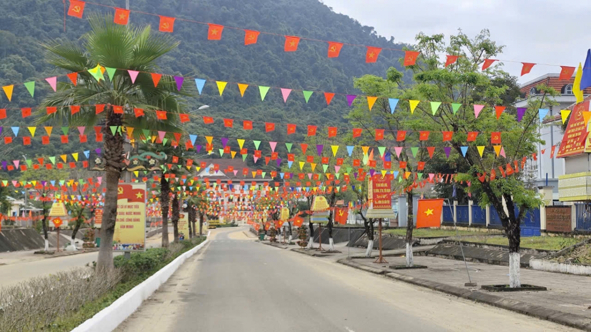 Cờ hoa được treo trên các tuyến đường trung tâm xã