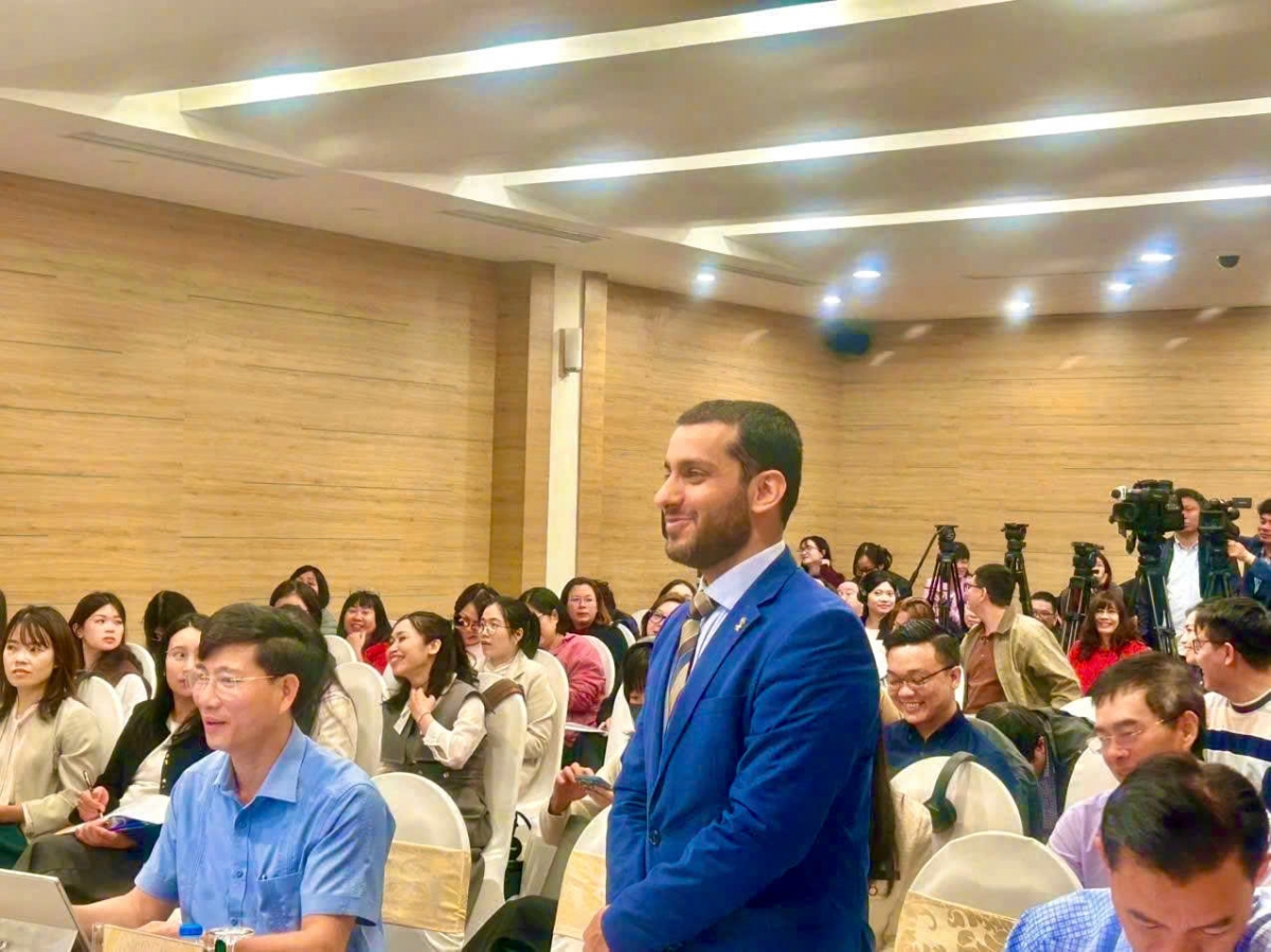 Đại biểu quốc tế thảo luận tại buổi Họp báo Đại biểu quốc tế thảo luận tại buổi Họp báo