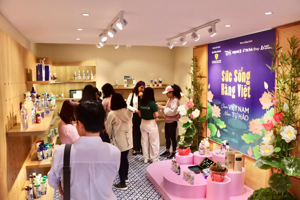 Chương trình diễn ra trong ba ngày, từ 7 đến 9/3, tạo cơ hội để người dân và du khách tham quan, trải nghiệm cũng như mua sắm nhiều sản phẩm do doanh nghiệp trong nước sản xuất Chương trình diễn ra trong ba ngày, từ 7 đến 9/3, tạo cơ hội để người dân và du khách tham quan, trải nghiệm cũng như mua sắm nhiều sản phẩm do doanh nghiệp trong nước sản xuất