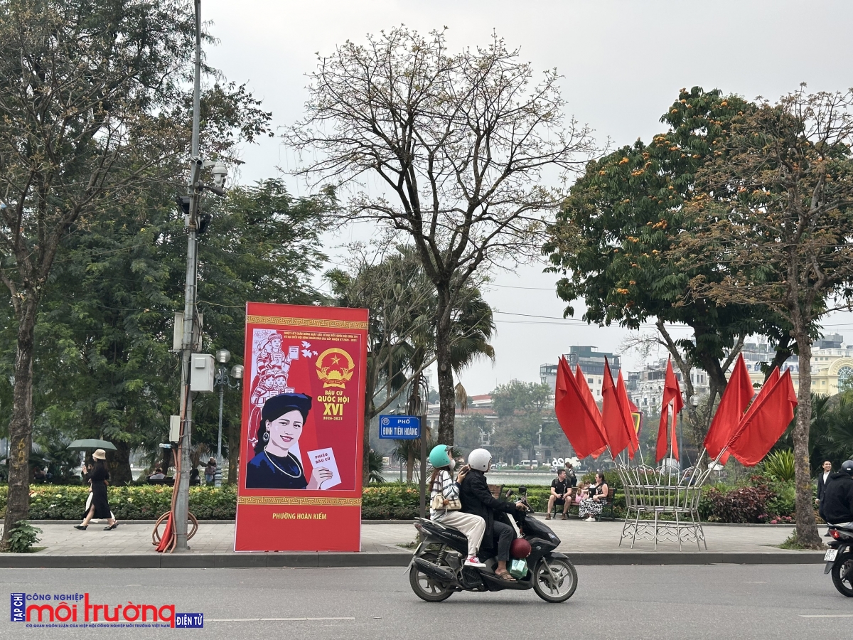 Phố phường Hà Nội rực rỡ cờ hoa hướng tới ngày bầu cử