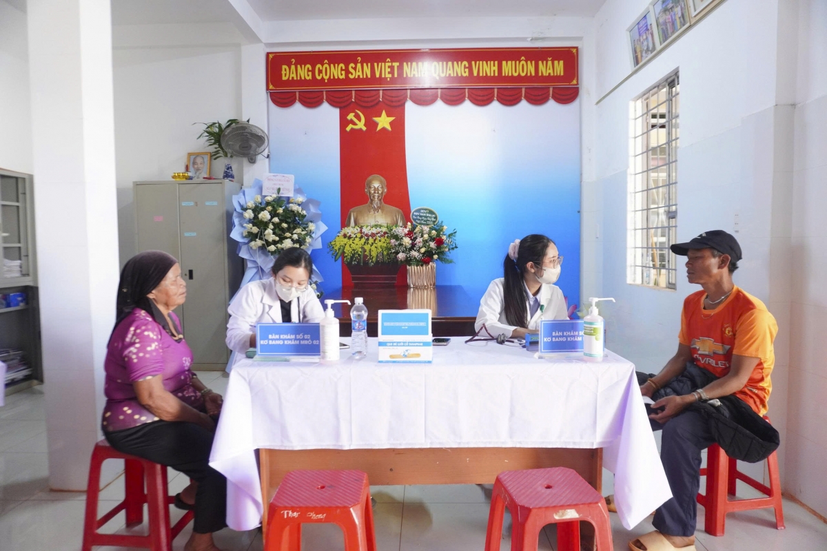 Khám bệnh, phát thuốc miễn phí cho gần 600 người dân xã Chư Pưh và xã Ia Hrú Khám bệnh, phát thuốc miễn phí cho gần 600 người dân xã Chư Pưh và xã Ia Hrú