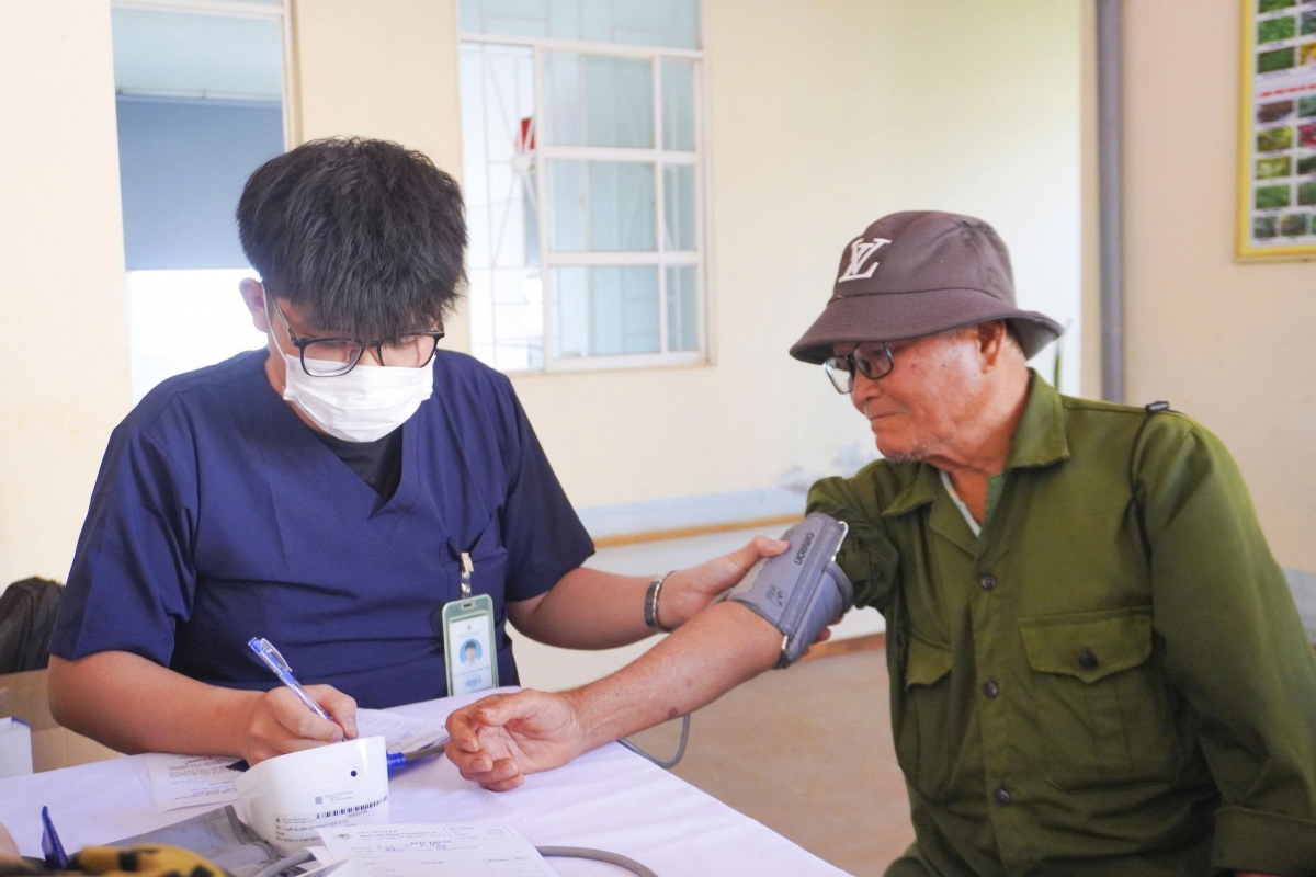 Khám bệnh, phát thuốc miễn phí cho gần 600 người dân xã Chư Pưh và xã Ia Hrú Khám bệnh, phát thuốc miễn phí cho gần 600 người dân xã Chư Pưh và xã Ia Hrú