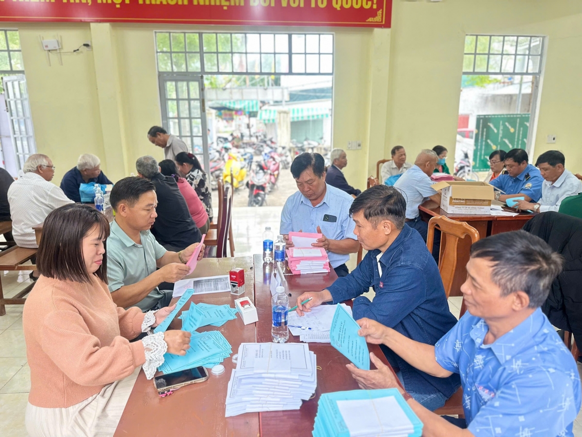 UBBC phường Liên Chiểu đã tổ chức cấp phát thẻ cử tri, phiếu bầu và các vật dụng phục vụ bầu cử cho Ban bầu cử và các Tổ bầu cử trên địa bàn.