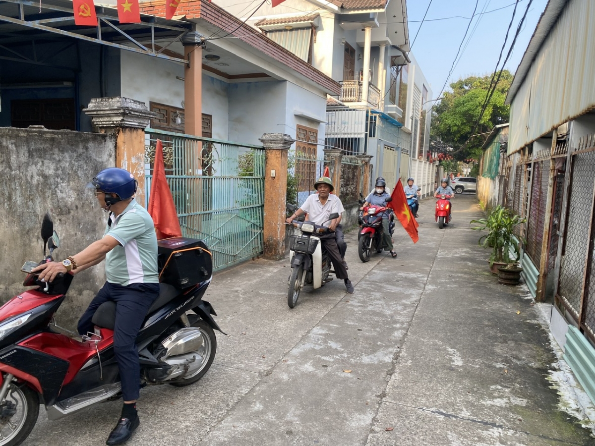 Những ngày này, khắp các tuyến đường trong khu dân cư, tiếng loa tuyên truyền vang lên rộn ràng, thông báo đến bà con về ngày bầu cử sắp tới