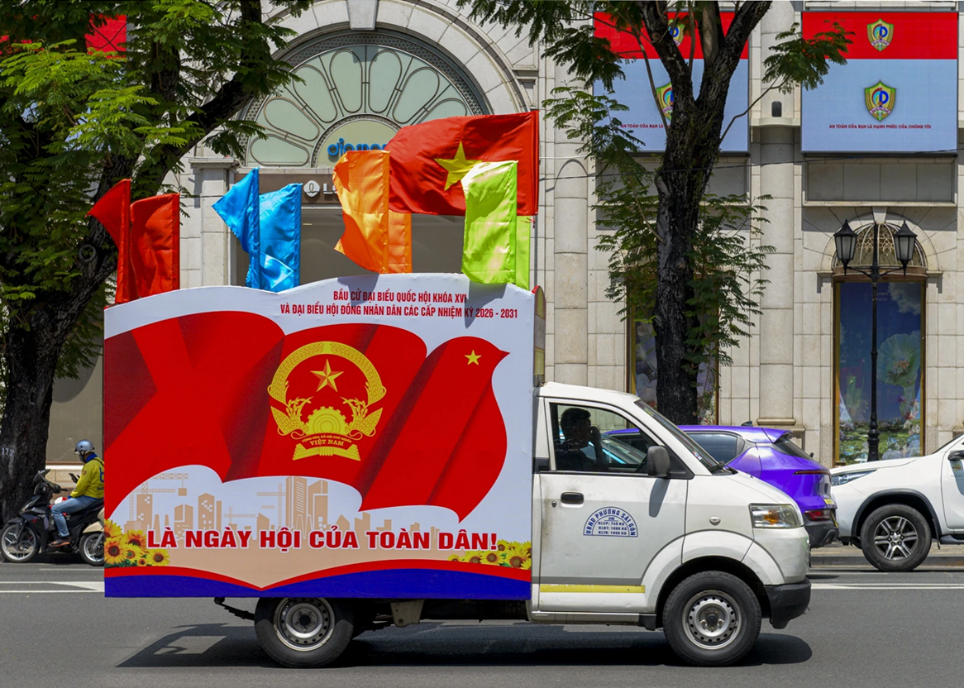 TP. Hồ Chí Minh rực rỡ cờ hoa hướng về 