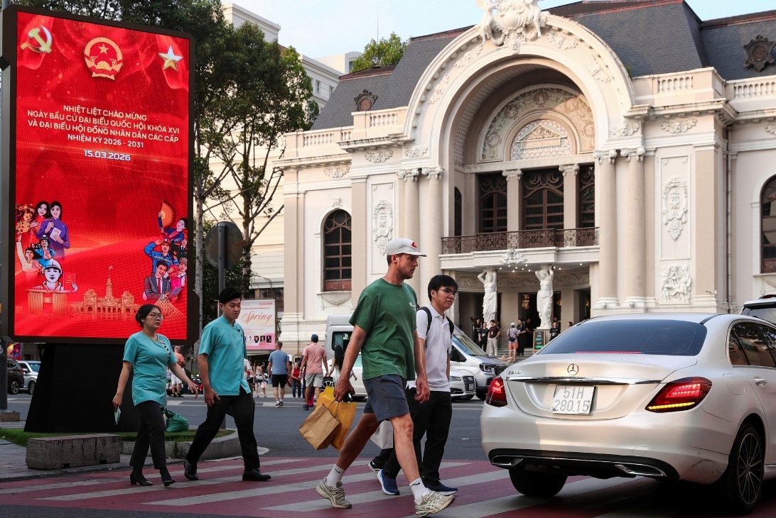 TP. Hồ Chí Minh rực rỡ cờ hoa hướng về 