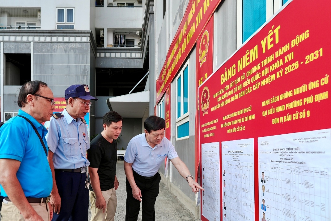 TP. Hồ Chí Minh rực rỡ cờ hoa hướng về 