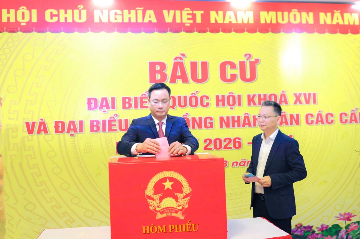 Bí thư Thành ủy Đà Nẵng Lê Ngọc Quang bỏ lá phiếu của mình tại khu vực bỏ phiếu, thể hiện sự quan tâm sâu sắc và trách nhiệm của người đứng đầu thành phố đối với ngày hội non sông