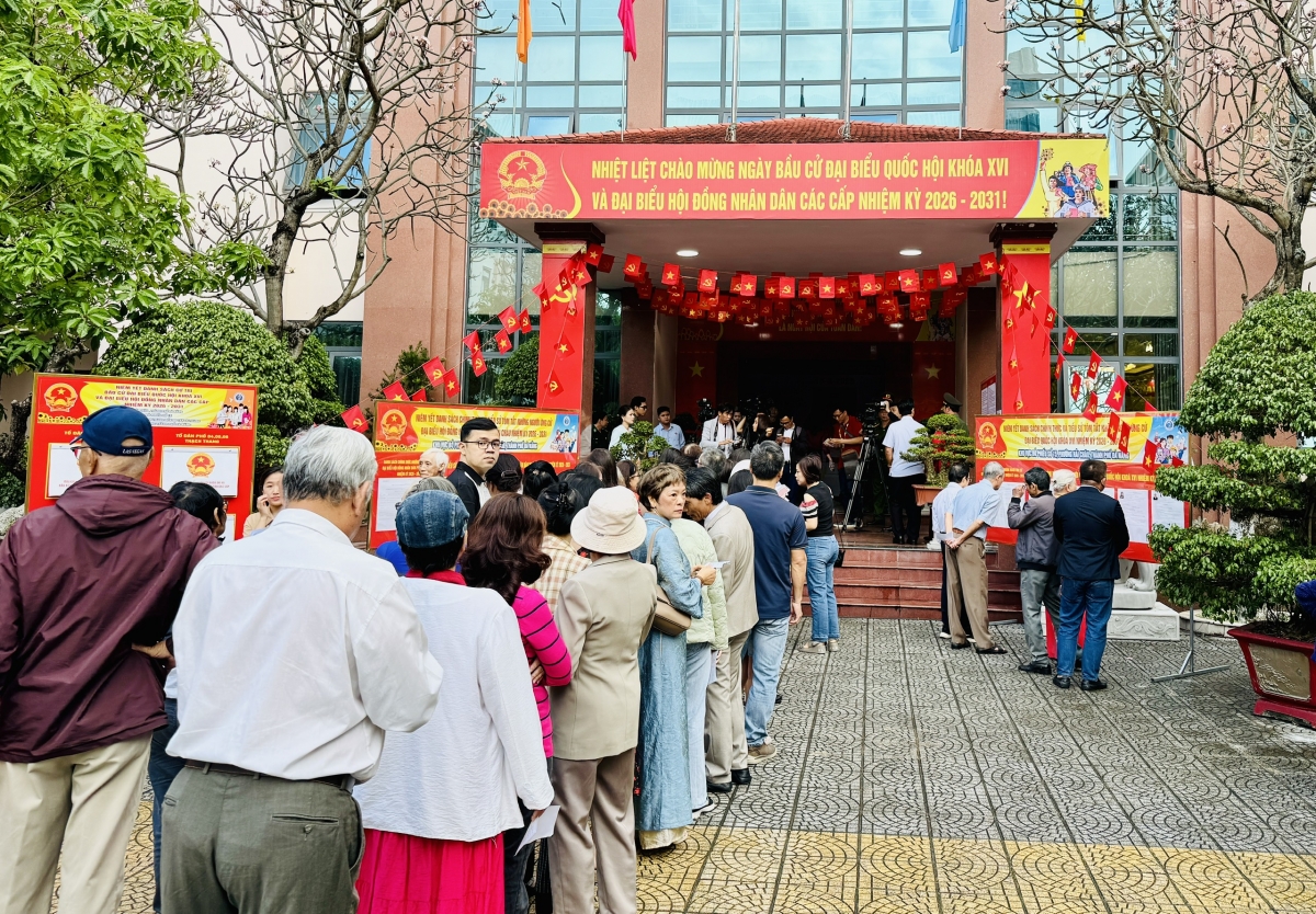Cử tri trật tự tiến vào khu vực bỏ phiếu, cho thấy công tác tổ chức chu đáo, bài bản, góp phần làm nên một kỳ bầu cử thành công trọn vẹn