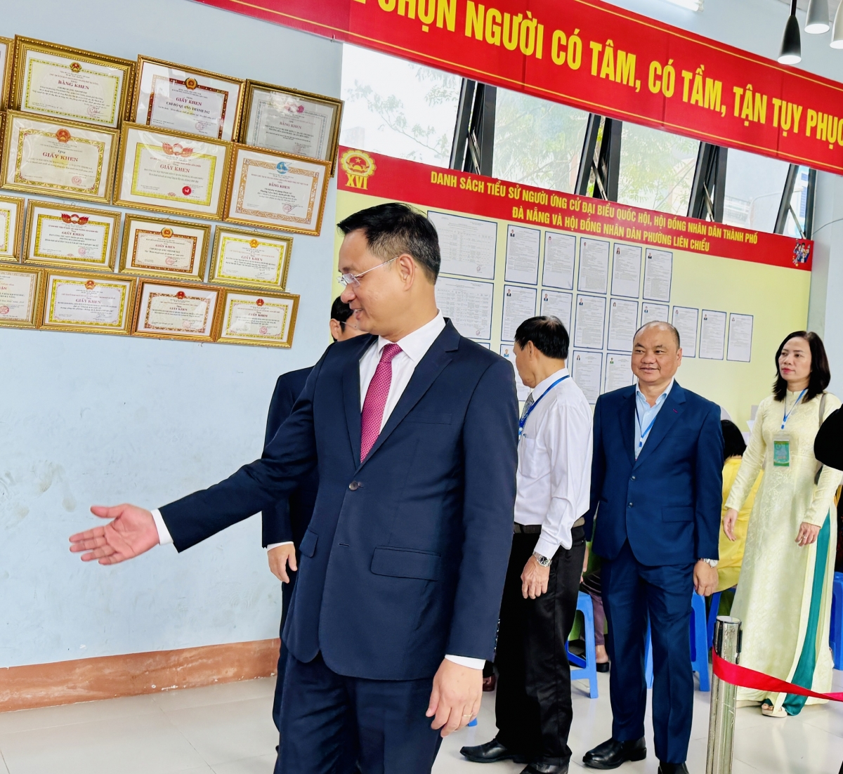  Bí thư Thành ủy Lê Ngọc Quang trực tiếp kiểm tra công tác bầu cử tại một số khu vực bỏ phiếu, đồng thời động viên các lực lượng làm nhiệm vụ và cử tri tham gia ngày hội non sông