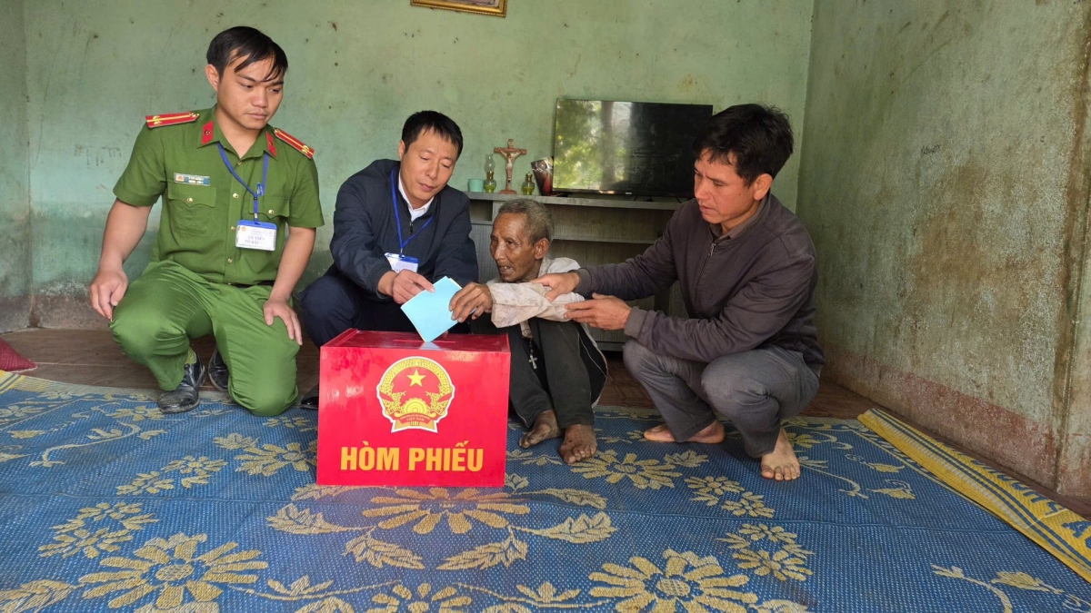 Tổ bầu cử cùng lực lượng chức năng mang hòm phiếu phụ đến tận nhà các cụ già, người khuyết tật không thể đi lại. Đây là khoảnh khắc ấm áp, thể hiện sâu sắc tinh thần dân chủ và sự quan tâm của chính quyền, đảm bảo mọi công dân đều được thực hiện trọn vẹn quyền thiêng liêng của mình