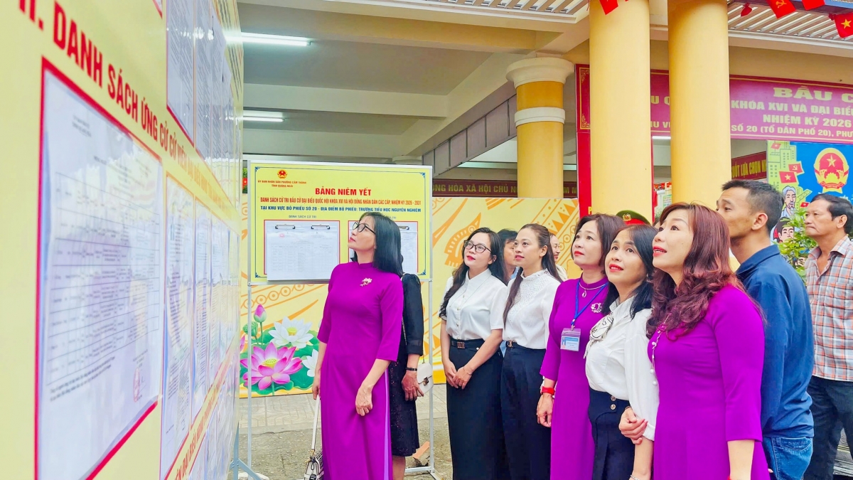 Không khí ngày hội dân chủ tại một điểm bỏ phiếu ở Quảng Ngãi, nơi người dân thể hiện tinh thần đoàn kết và ý thức trách nhiệm công dân cao