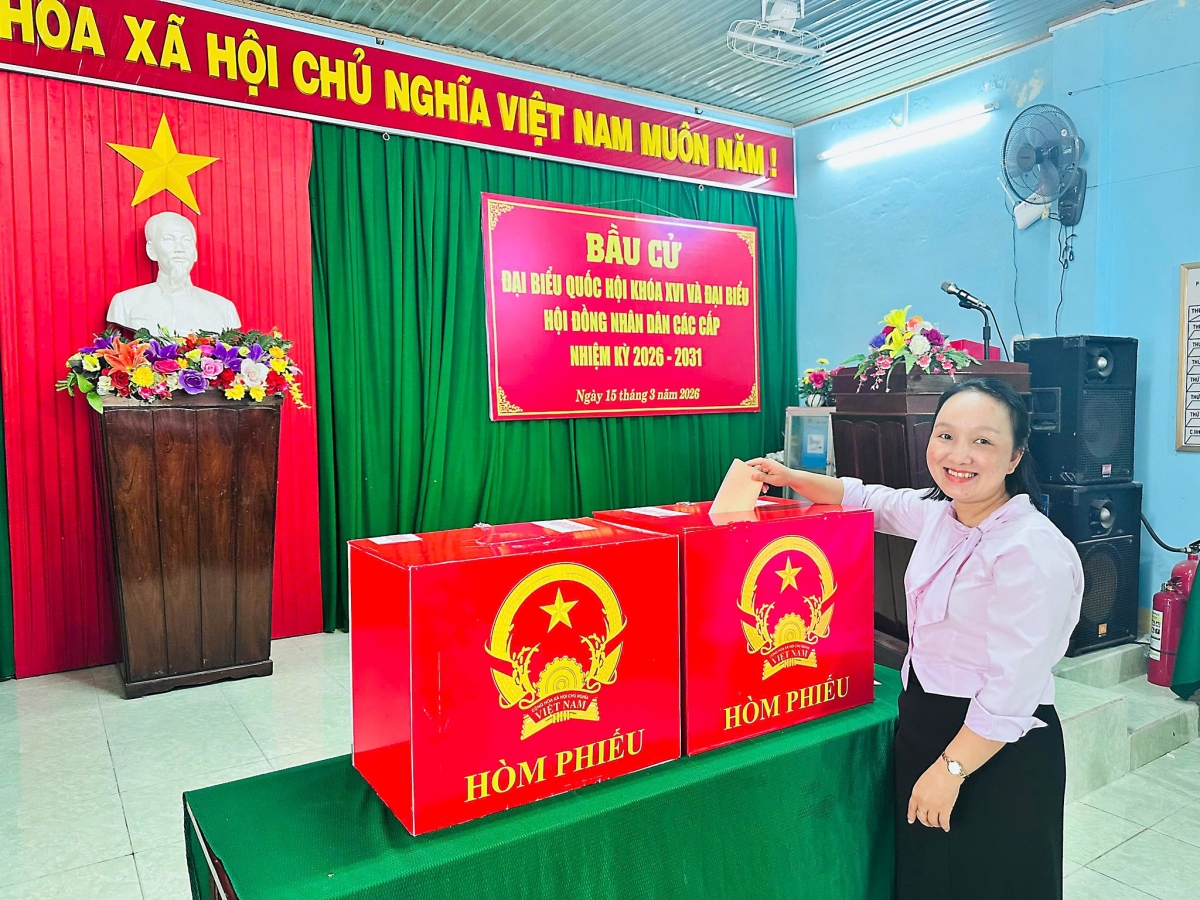 Nụ cười rạng rỡ của một cử tri trẻ sau khi hoàn thành nghĩa vụ công dân