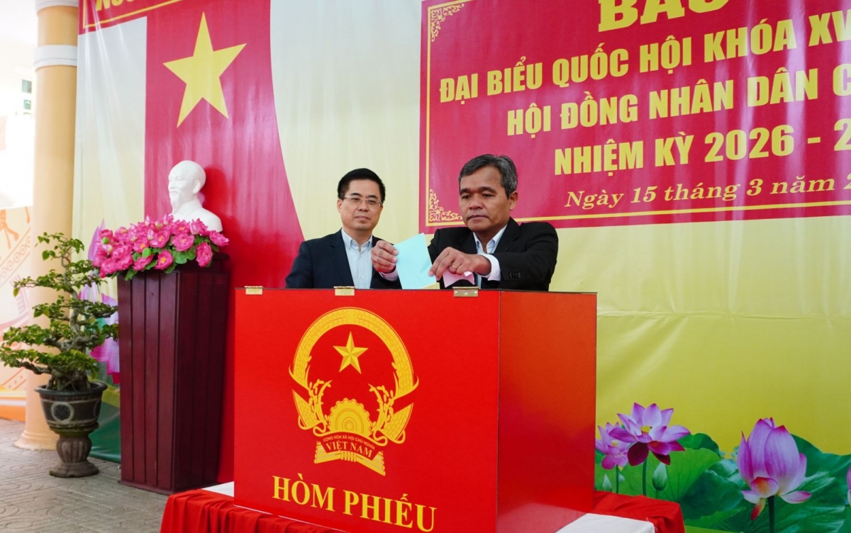 Bí thư Tỉnh ủy Hồ Văn Niên và Chủ tịch UBND tỉnh Nguyễn Hoàng Giang bỏ những lá phiếu đầu tiên tại khu vực bỏ phiếu số 20, phường Cẩm Thành