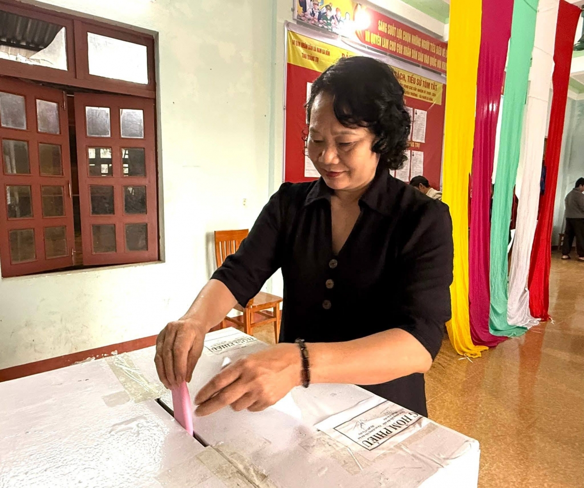 Nhiều cử tri tại xã Nam Ba Đồn có mặt tại điểm bỏ phiếu từ sớm để thực hiện quyền công dân của mình Nhiều cử tri tại xã Nam Ba Đồn có mặt tại điểm bỏ phiếu từ sớm để thực hiện quyền công dân của mình