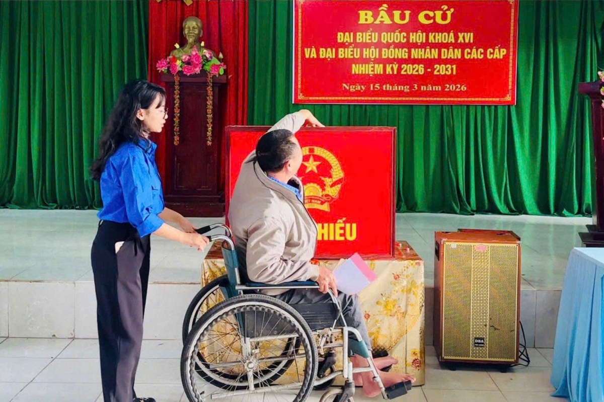 Lực lượng thanh niên hỗ trợ người cao tuổi, người khuyết tật tiếp cận khu vực bỏ phiếu thuận lợi và an toàn. Lực lượng thanh niên hỗ trợ người cao tuổi, người khuyết tật tiếp cận khu vực bỏ phiếu thuận lợi và an toàn.