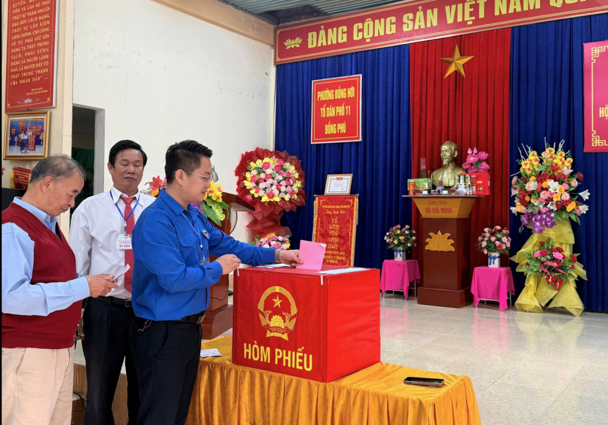 Không khí tại các điểm bầu cử diễn ra trang nghiêm, dân chủ, thể hiện tinh thần trách nhiệm và niềm tin của người dân đối với sự phát triển của đất nước và địa phương. Không khí tại các điểm bầu cử diễn ra trang nghiêm, dân chủ, thể hiện tinh thần trách nhiệm và niềm tin của người dân đối với sự phát triển của đất nước và địa phương.