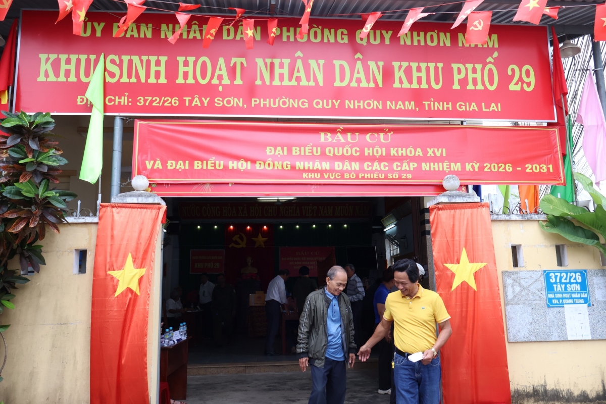 Nụ cười rạng rỡ của một cử tri trẻ sau khi hoàn thành nghĩa vụ công dân, Nụ cười rạng rỡ của một cử tri trẻ sau khi hoàn thành nghĩa vụ công dân,