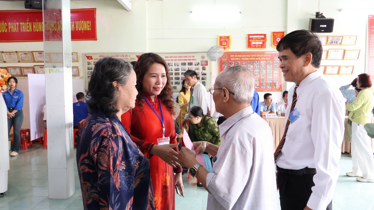 Các thành viên Tổ bầu cử tận tình hướng dẫn từng cử tri, đảm bảo quá trình bỏ phiếu diễn ra dân chủ, đúng luật và thuận lợi nhất, góp phần làm nên một kỳ bầu cử trọn vẹn. Các thành viên Tổ bầu cử tận tình hướng dẫn từng cử tri, đảm bảo quá trình bỏ phiếu diễn ra dân chủ, đúng luật và thuận lợi nhất, góp phần làm nên một kỳ bầu cử trọn vẹn.