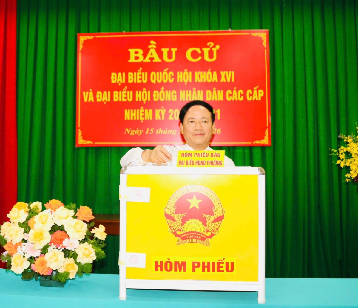 Chủ tịch UBND tỉnh Phạm Anh Tuấn tiến hành bỏ phiếu bầu đại biểu Quốc hội khóa XVI và đại biểu HĐND các cấp Chủ tịch UBND tỉnh Phạm Anh Tuấn tiến hành bỏ phiếu bầu đại biểu Quốc hội khóa XVI và đại biểu HĐND các cấp