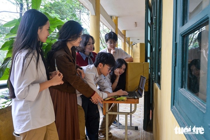 Nhóm nghiên cứu chạy thử nghiệm hệ thống