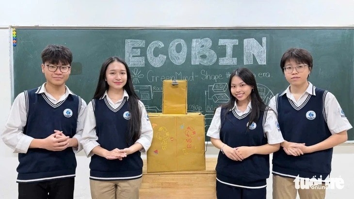 Khi các bạn trẻ tìm lời giải cho bài toán phân loại rác tại nguồn. Ảnh: tuoitre.vn