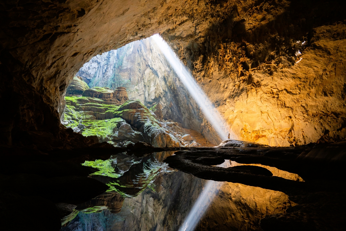 Hang Sơn Đoòng là hang động lớn nhất thế giới, nằm trong vùng lõi Vườn Quốc gia Phong Nha-Kẻ Bàng, thuộc xã Thượng Trạch, tỉnh Quảng Trị Hang Sơn Đoòng là hang động lớn nhất thế giới, nằm trong vùng lõi Vườn Quốc gia Phong Nha-Kẻ Bàng, thuộc xã Thượng Trạch, tỉnh Quảng Trị