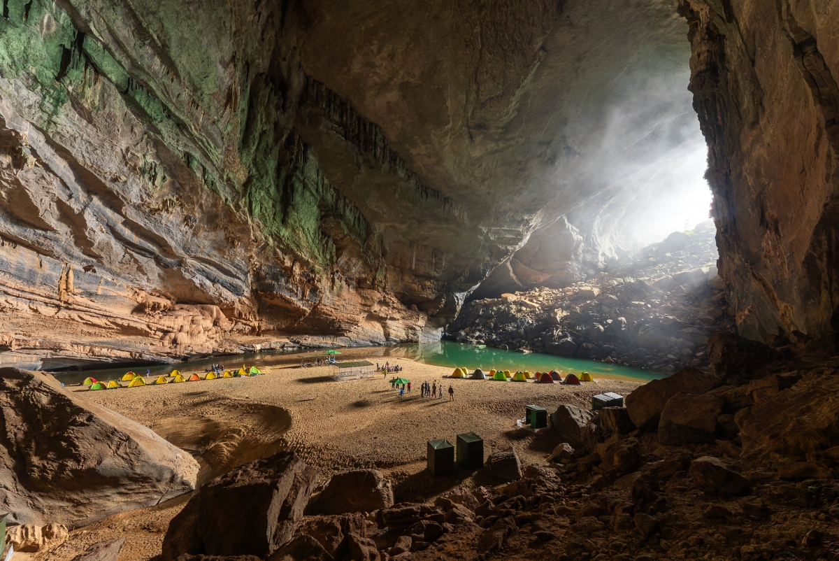 Hang Sơn Đoòng có tổng chiều dài gần 9km, vòm hang rộng lớn, với thể tích lên đến 38.5 triệu mét khối đã khiến cho hang động này trở thành hang động tự nhiên lớn nhất hành tinh Hang Sơn Đoòng có tổng chiều dài gần 9km, vòm hang rộng lớn, với thể tích lên đến 38.5 triệu mét khối đã khiến cho hang động này trở thành hang động tự nhiên lớn nhất hành tinh