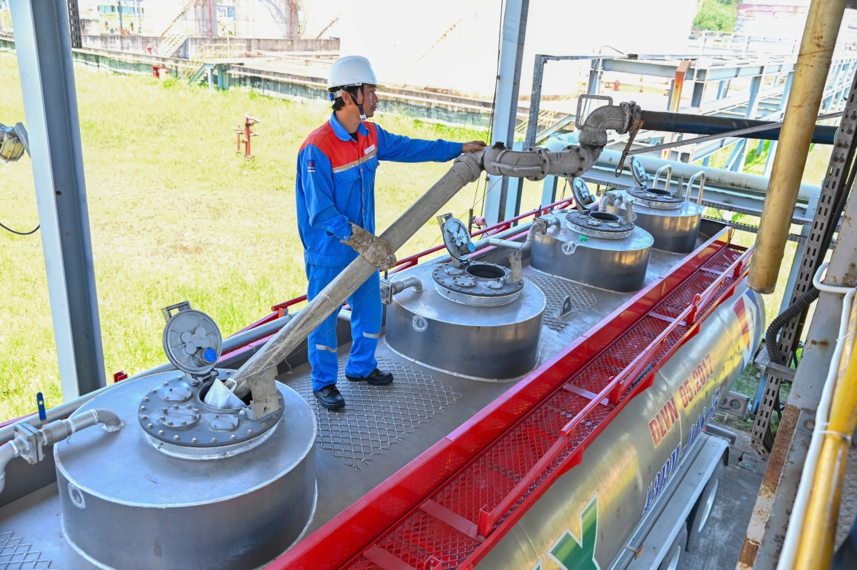 Cuối tháng 3, những lô E100 đã xuất bán bằng đường bộ