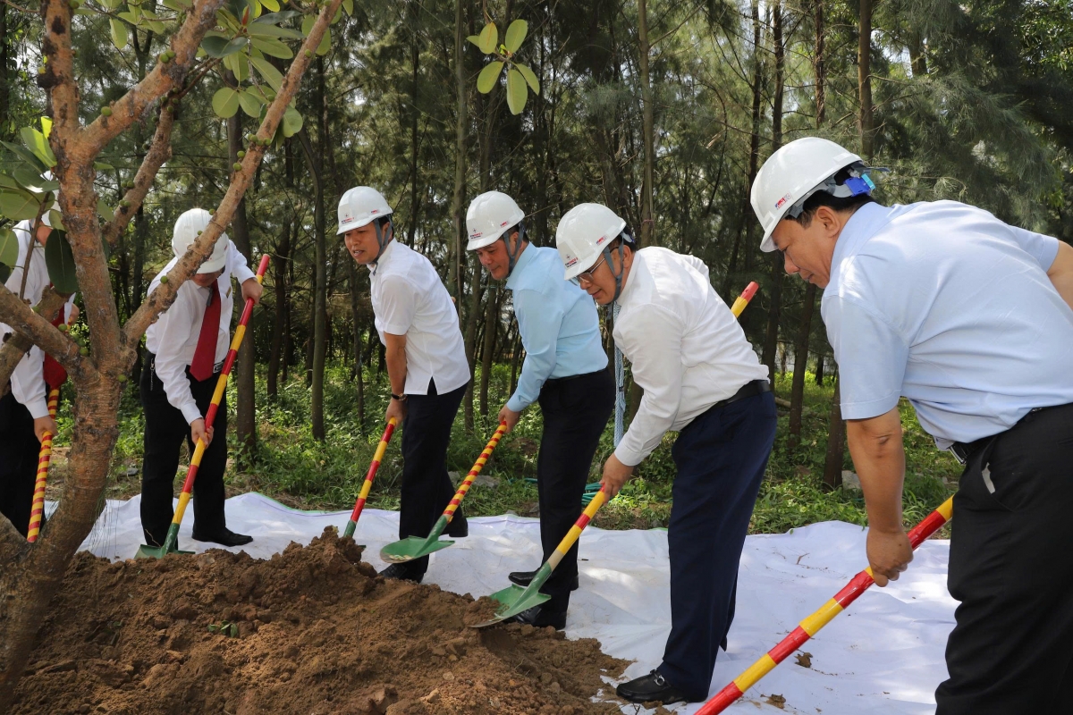 Nguyên bộ trưởng bộ Công thương nguyễn hồng diên trồng cây xanh tại khuôn viên nhà máy Nguyên bộ trưởng bộ Công thương nguyễn hồng diên trồng cây xanh tại khuôn viên nhà máy