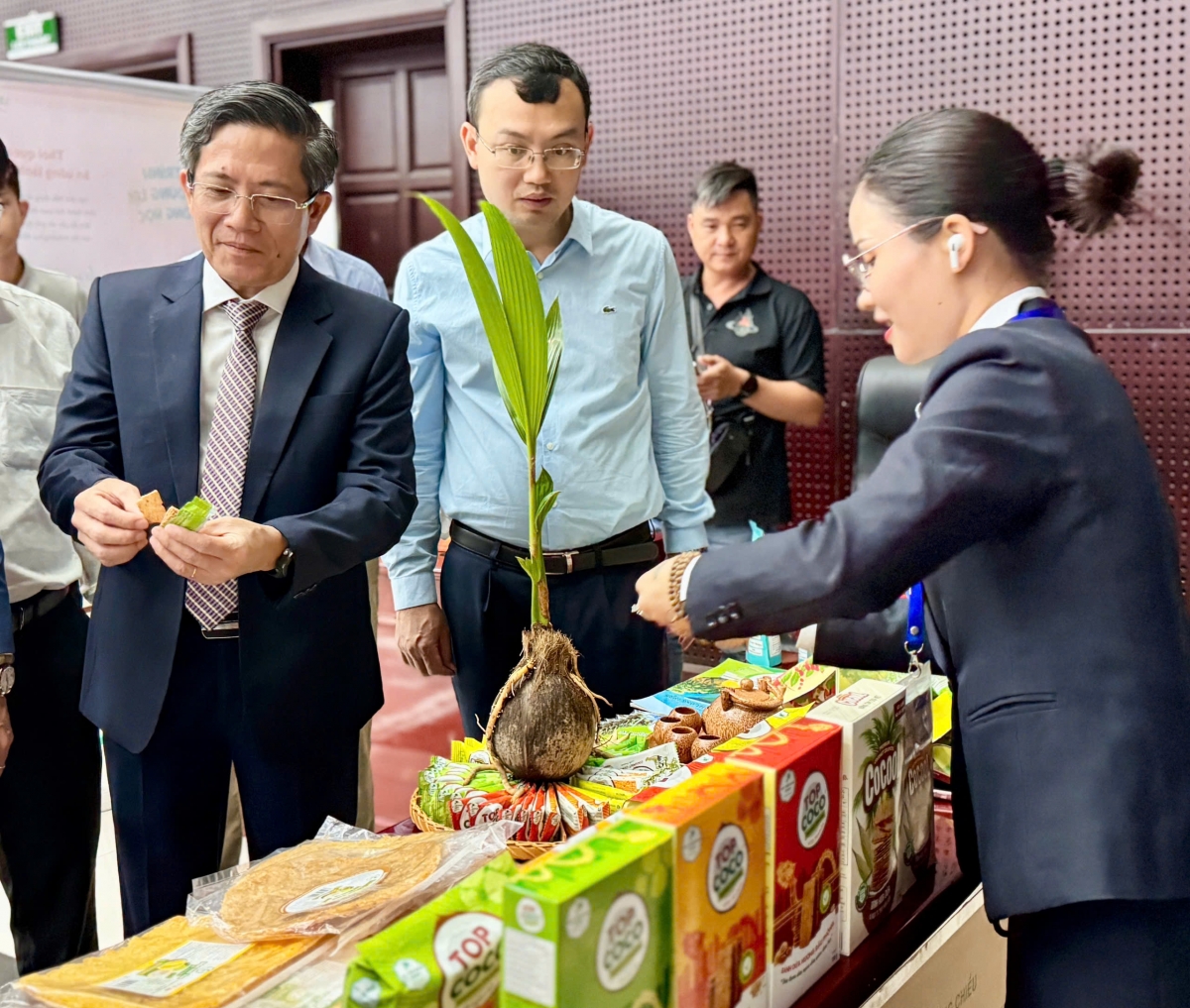 Đại biểu tham quan khu vực trưng bày các sản phẩm và công nghệ xanh của thành phố