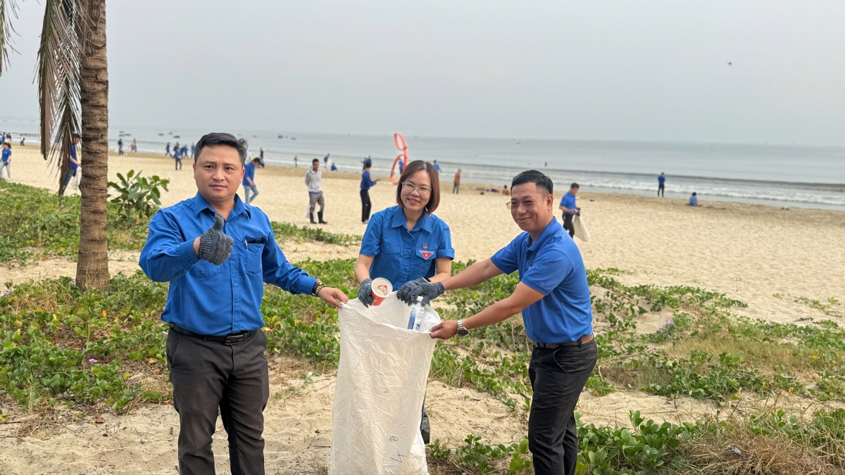 Mỗi hành động nhỏ, dù là nhặt một mảnh rác, cũng góp phần trả lại vẻ đẹp trong xanh cho các bãi biển du lịch của thành phố