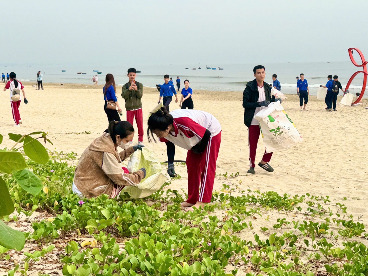 Hình ảnh mọi người, không phân biệt lứa tuổi, cùng nhau thu dọn từng mảnh rác nhỏ đã lan tỏa một tinh thần tích cực và đầy trách nhiệm.