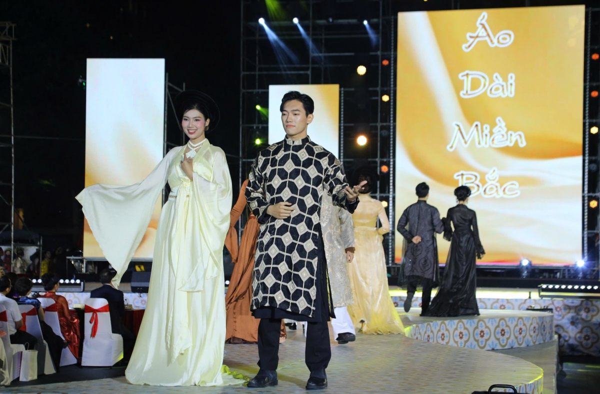 Tiết mục trình diễn áo dài ba miền Bắc – Trung – Nam tái hiện hành trình văn hóa xuyên suốt đất nước, nơi mỗi tà áo kể một câu chuyện riêng về bản sắc vùng miền  Chị Minh Anh, một du khách đến từ Hà Nội chia sẻ: “Trang phục áo dài tr