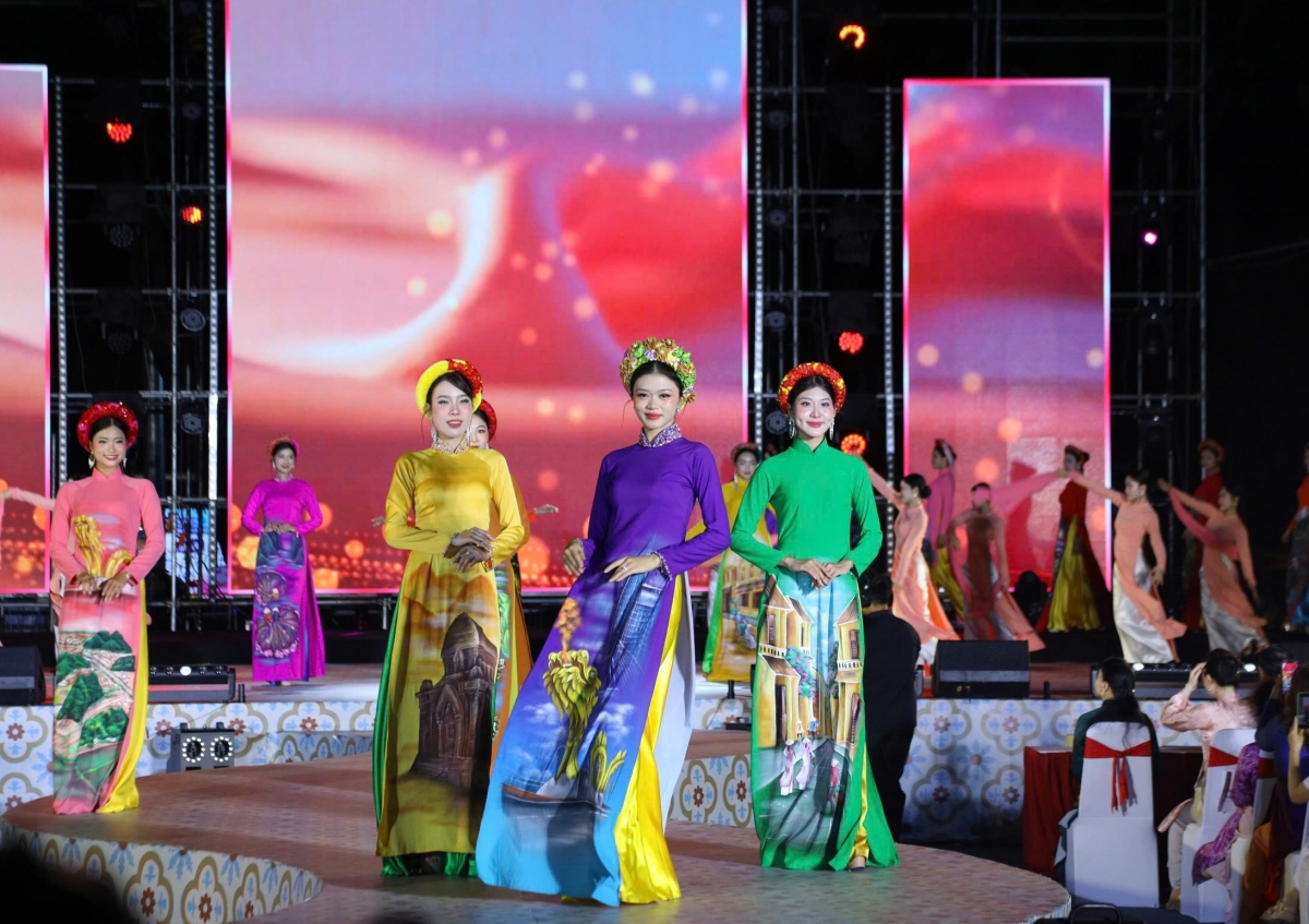 Những thiết kế áo dài kết hợp hài hòa giữa truyền thống và sáng tạo hiện đại tỏa sáng trên sân khấu lễ hội.