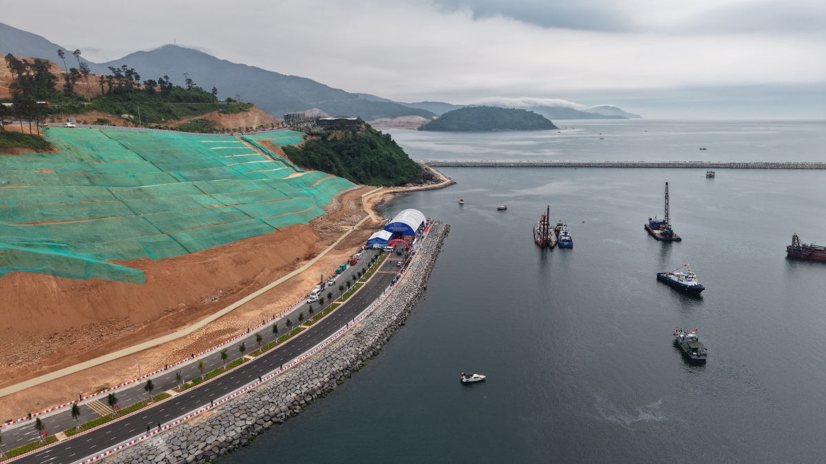 Vịnh Liên Chiểu, với vị trí chiến lược và vùng nước sâu tự nhiên, được lựa chọn để xây dựng siêu cảng. Khu vực này sẽ sớm được chuyển mình thành một trong những trung tâm logistics hàng hải sôi động của Việt Nam