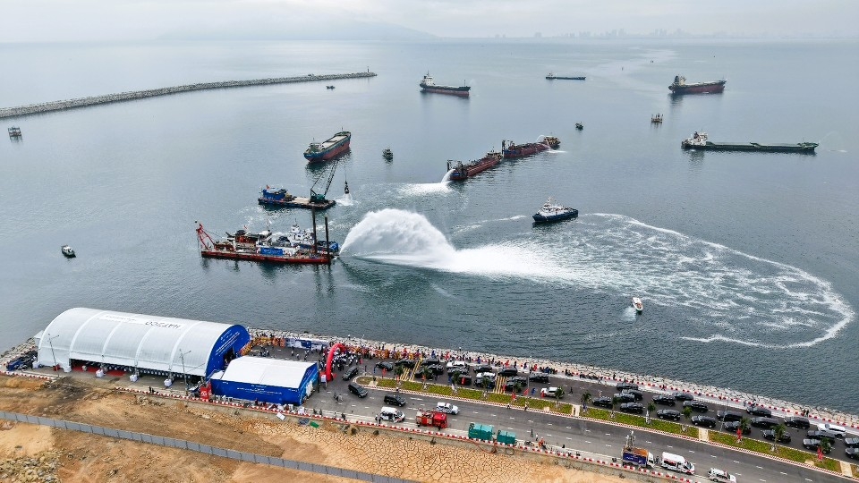 Ngay sau lễ khởi công, những thiết bị máy móc đã được triển khai, thể hiện quyết tâm đẩy nhanh tiến độ của nhà đầu tư ngay từ những ngày đầu tiên.