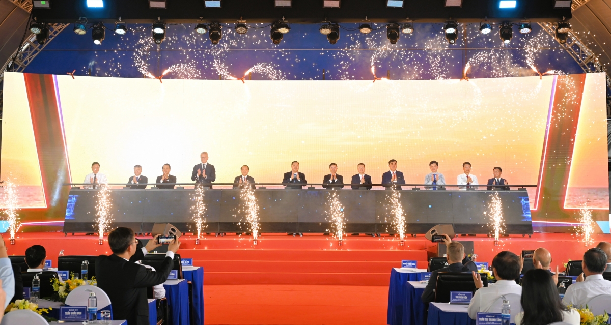 Các đại biểu thực hiện nghi thức nhấn nút khởi công dự án