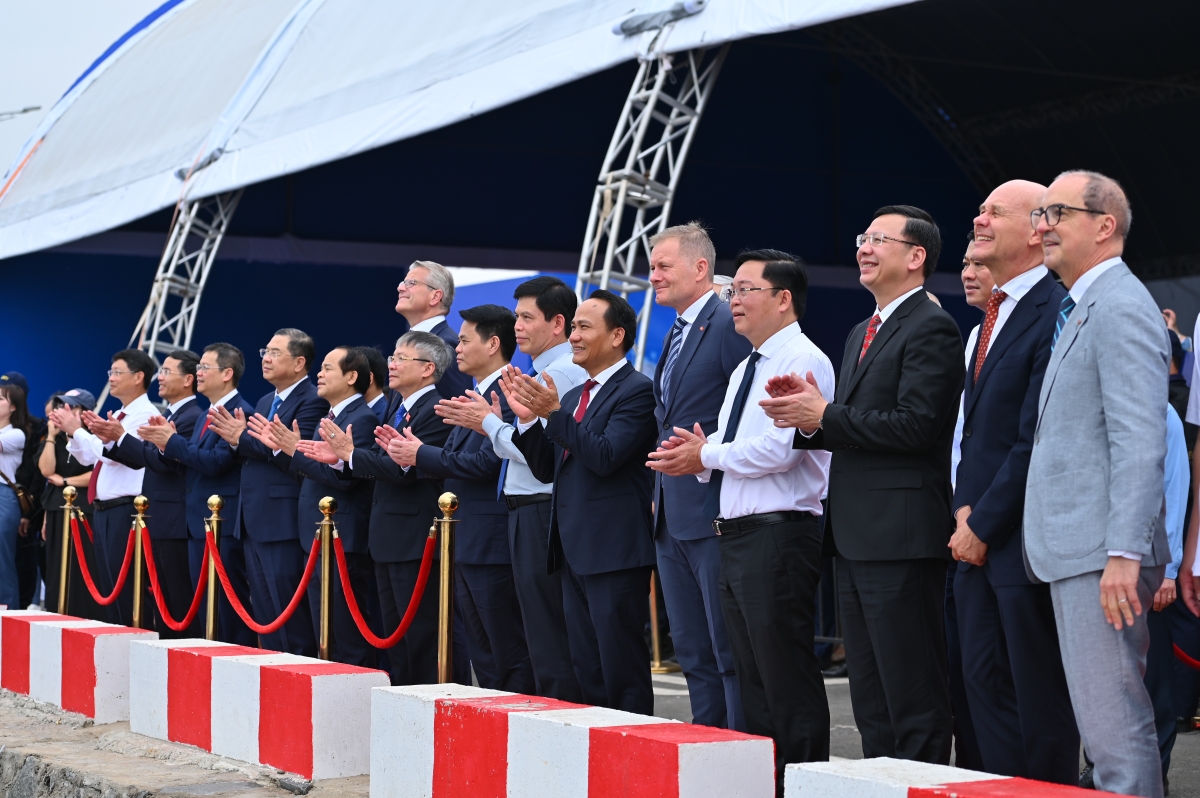 Các đại biểu chứng kiến lễ khởi công dự án