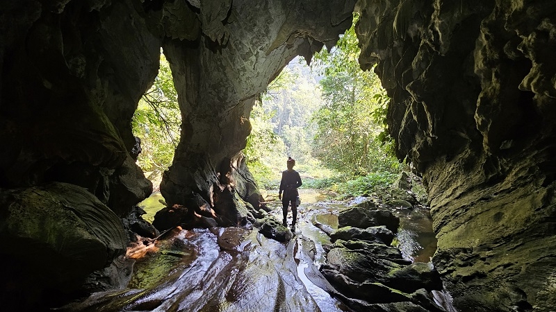 Hang Mò Roọ phù hợp cho du lịch với nhiều phong cảnh đẹp như suối, thác nhỏ