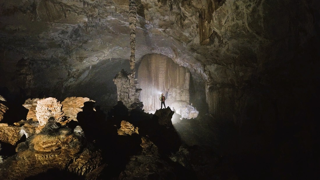 Kết quả khảo sát cho thấy hệ thống hang động phát triển mạnh theo địa hình karst, tồn tại đồng thời các hang sâu dạng thẳng đứng và các hang quy mô lớn phát triển theo chiều ngang. Một số hang có cấu trúc phức tạp, xuất hiện suối ngầm, thác nước và vẫn chưa được khảo sát hết.