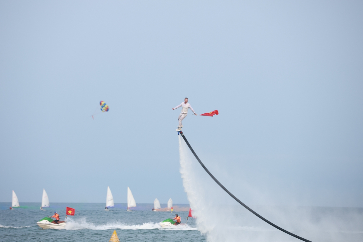 Màn flyboard của Jessica và Tommy với những chuyển động mạnh mẽ, giàu cảm xúc