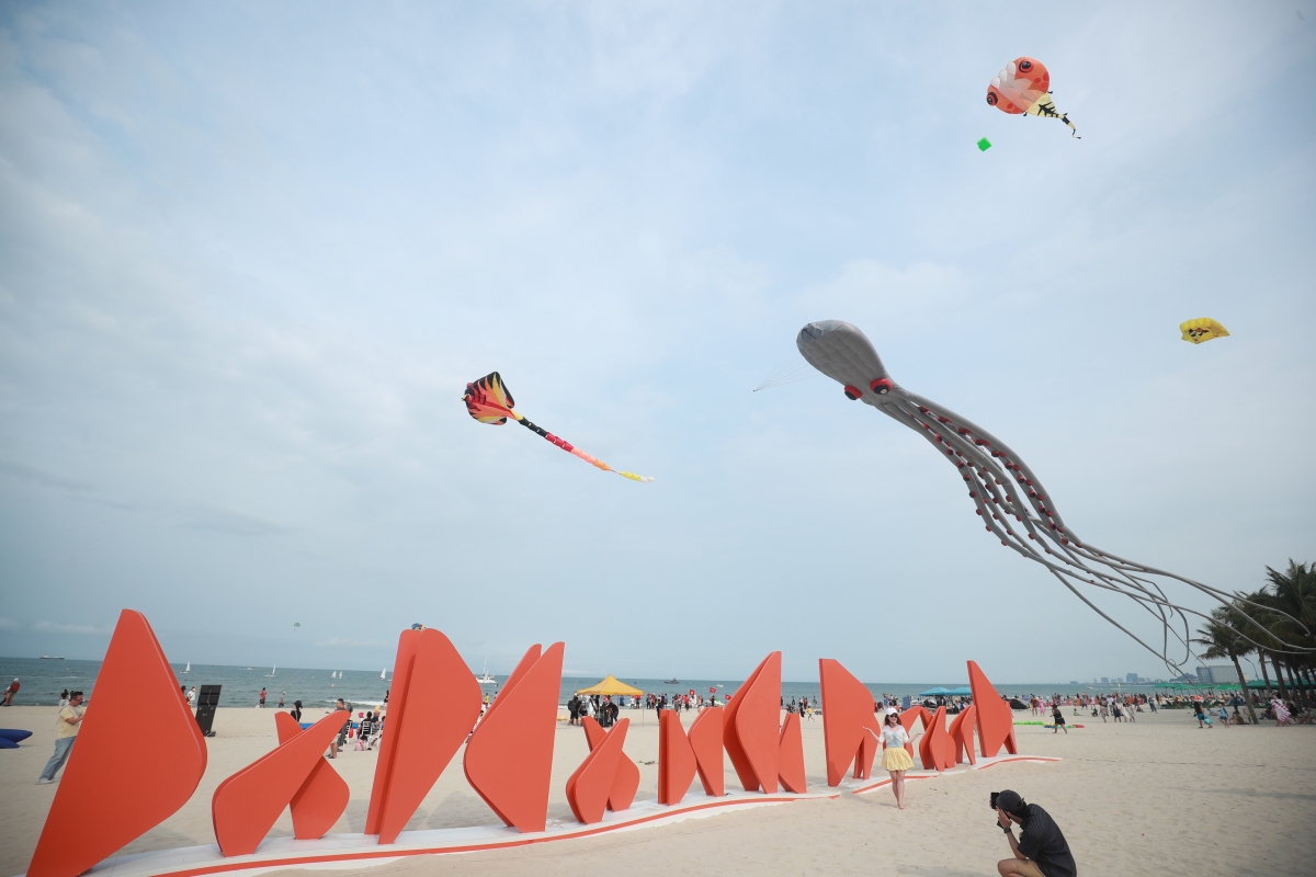 Trình diễn diều nghệ thuật trên bầu trời Công viên Biển Đông