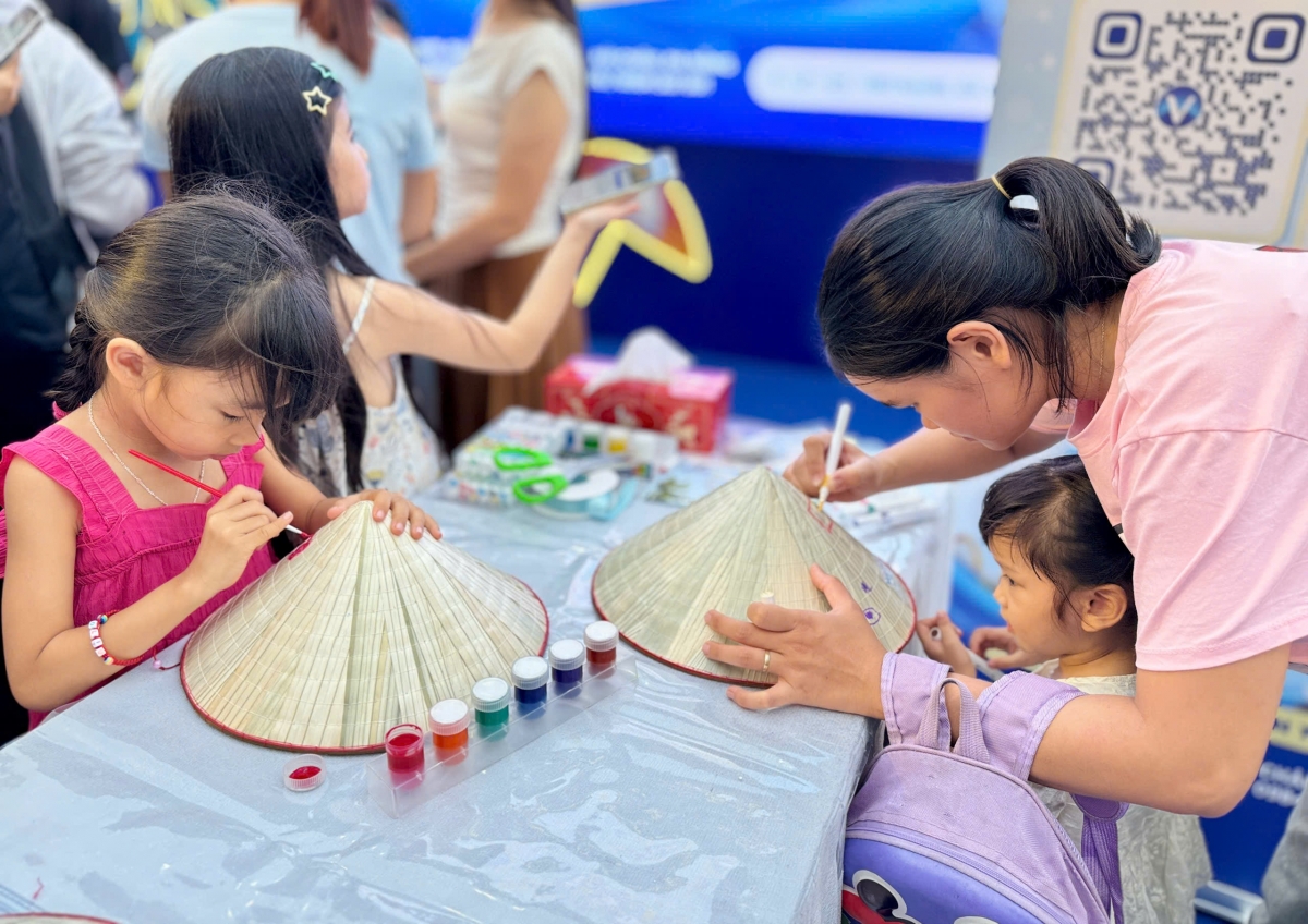 Hoạt động vẽ tranh chủ đề biển; vẽ trang trí lên nón, chậu cây, túi giấy,..... thu hút các em nhỏ tham gia