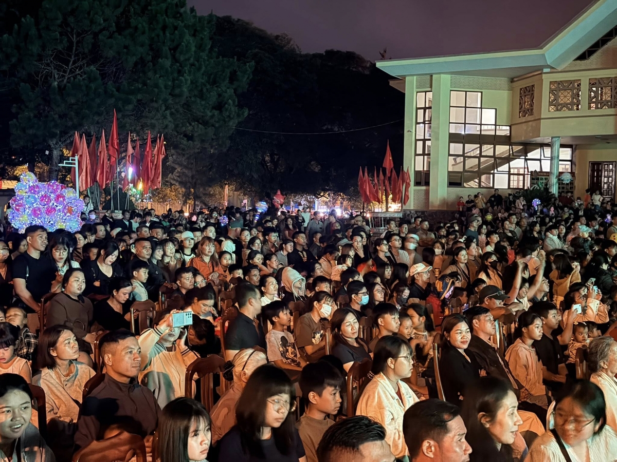 Măng Đen rực sáng đêm pháo hoa, lan tỏa bản sắc đại ngàn