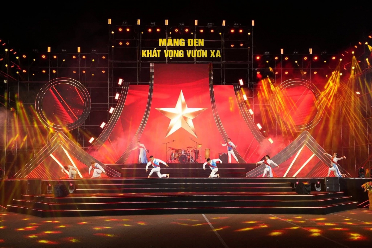 Măng Đen rực sáng đêm pháo hoa, lan tỏa bản sắc đại ngàn