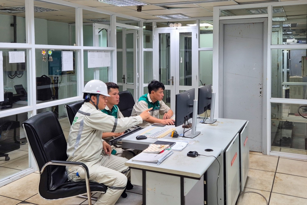 Các nhân sự vận hành Nhà máy Nhiên liệu sinh học Dung Quất