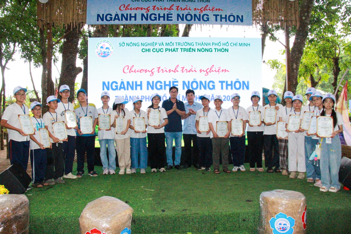 Hơn 100 học sinh TP. Hồ Chí Minh trải nghiệm các nghề truyền thống