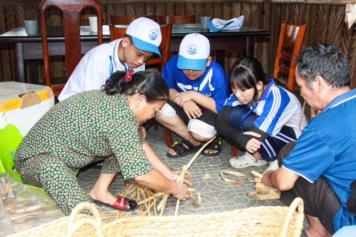 Hơn 100 học sinh TP. Hồ Chí Minh trải nghiệm các nghề truyền thống